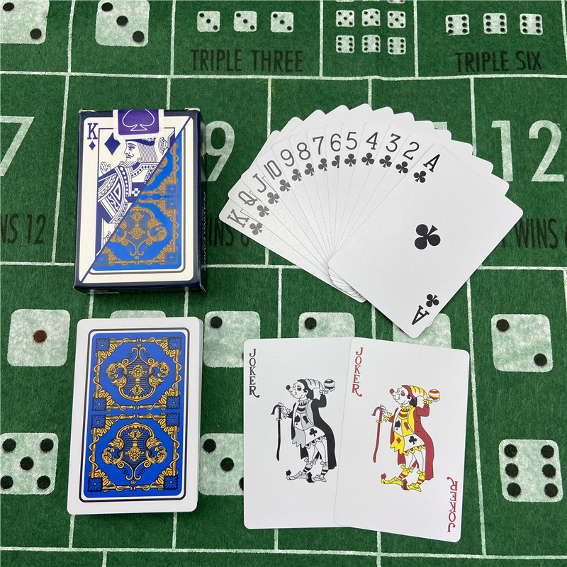 Board Game Yearbook - 新しいトランプ2枚セット。プラスチック製で防水性があり、テキサスホールデムポーカーに最適。細身のPVC製で、ボードゲームにも使用可能。サイズは2.28インチ×3.46インチ。