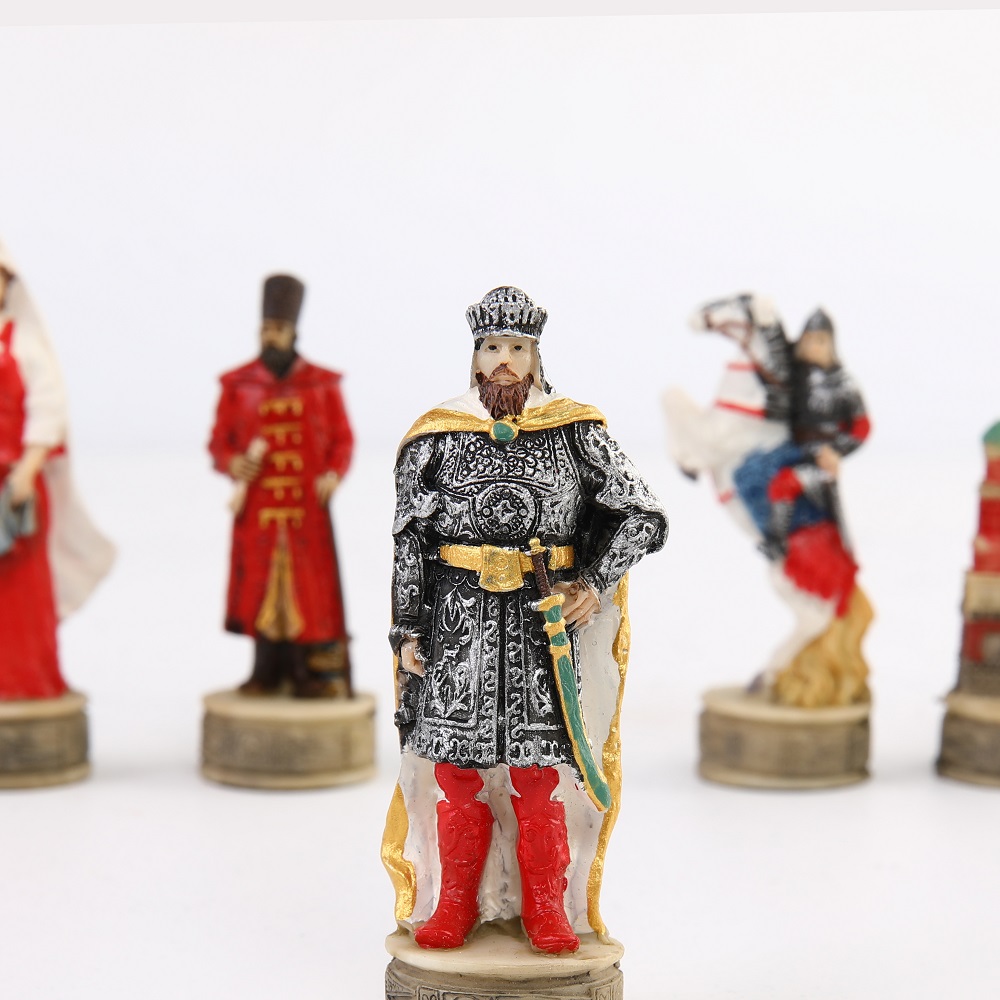 精巧に彫られたキャラクターをモチーフにしたチェスの駒が付いた - Board Game Yearbook のレビューと価格