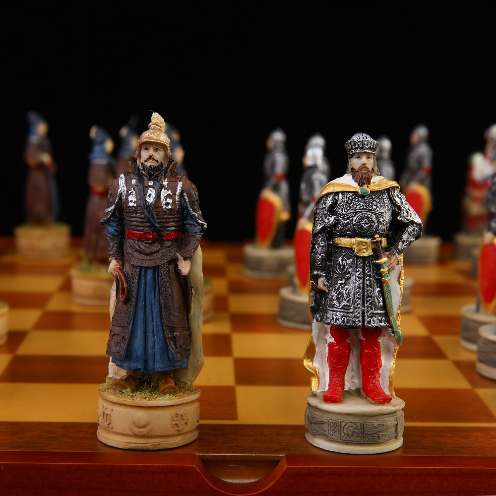 精巧に彫られたキャラクターをモチーフにしたチェスの駒が付いた - Board Game Yearbook のレビューと価格